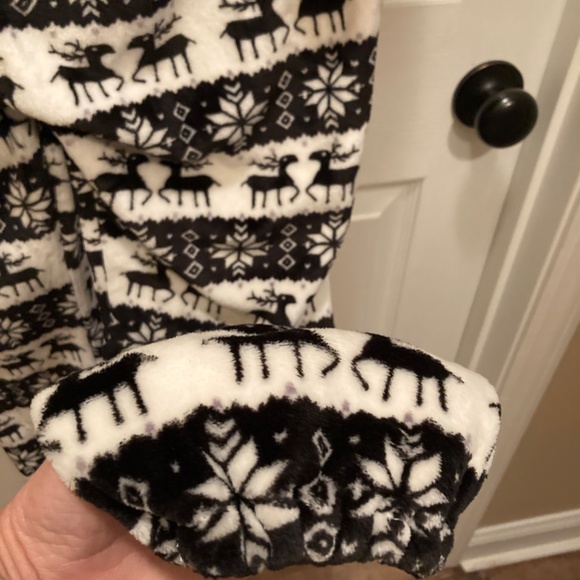 Fuzzy black/white Nordic Onesie women’s Small pajamas NWOT - Picture 4 of 6